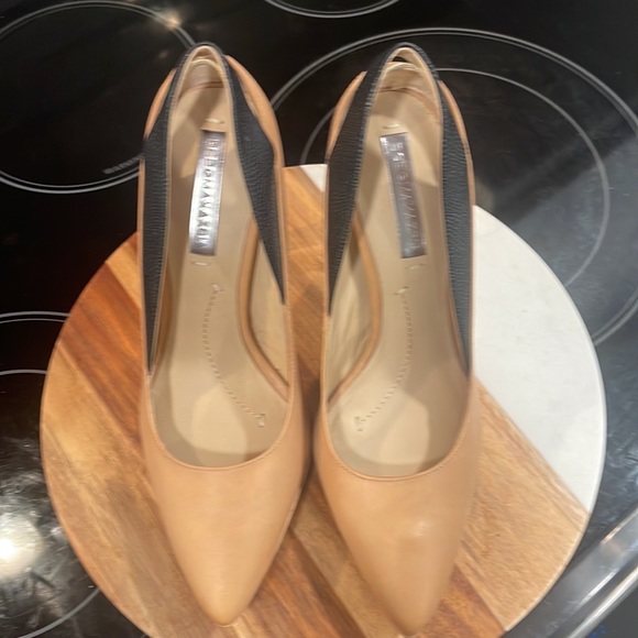 BCBG MAXAZRIA Women ama-Raine Pointed Toe Pumps Shoes - Picture 1 of 7